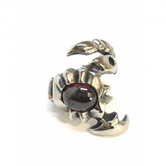 Bague acier scorpion zirconium rouge BA010
